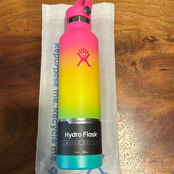 NEW Hydroflask Rare Rainbow Ombré Limited Edition Flask Water Bottle 24 oz - Picture 1 of 3